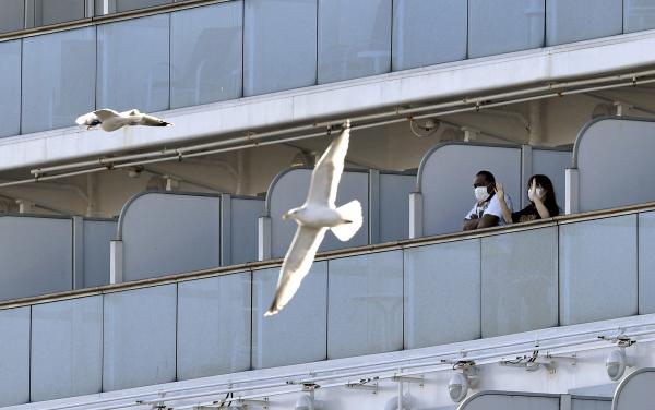 浵ͼƬʯźϵĳ˿ Image d'archive: Les passagers portent des masques sur le bateau de croisire Diamond Princess au terminal de croisire de la jete de Daikoku,  Yokohama.